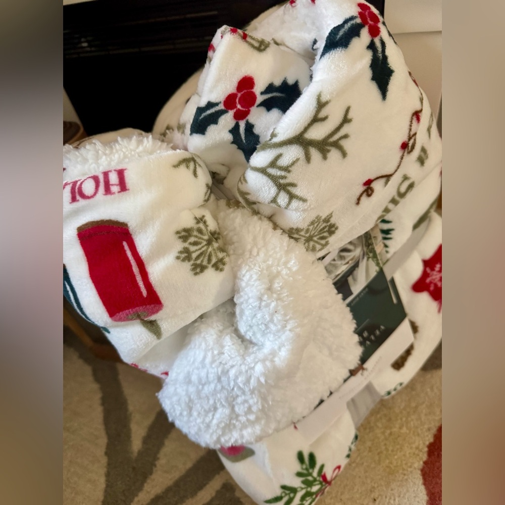 Plush Fleece Reversible Sherpa Warm and Cozy Holiday Throw (66" x 90" Throw)